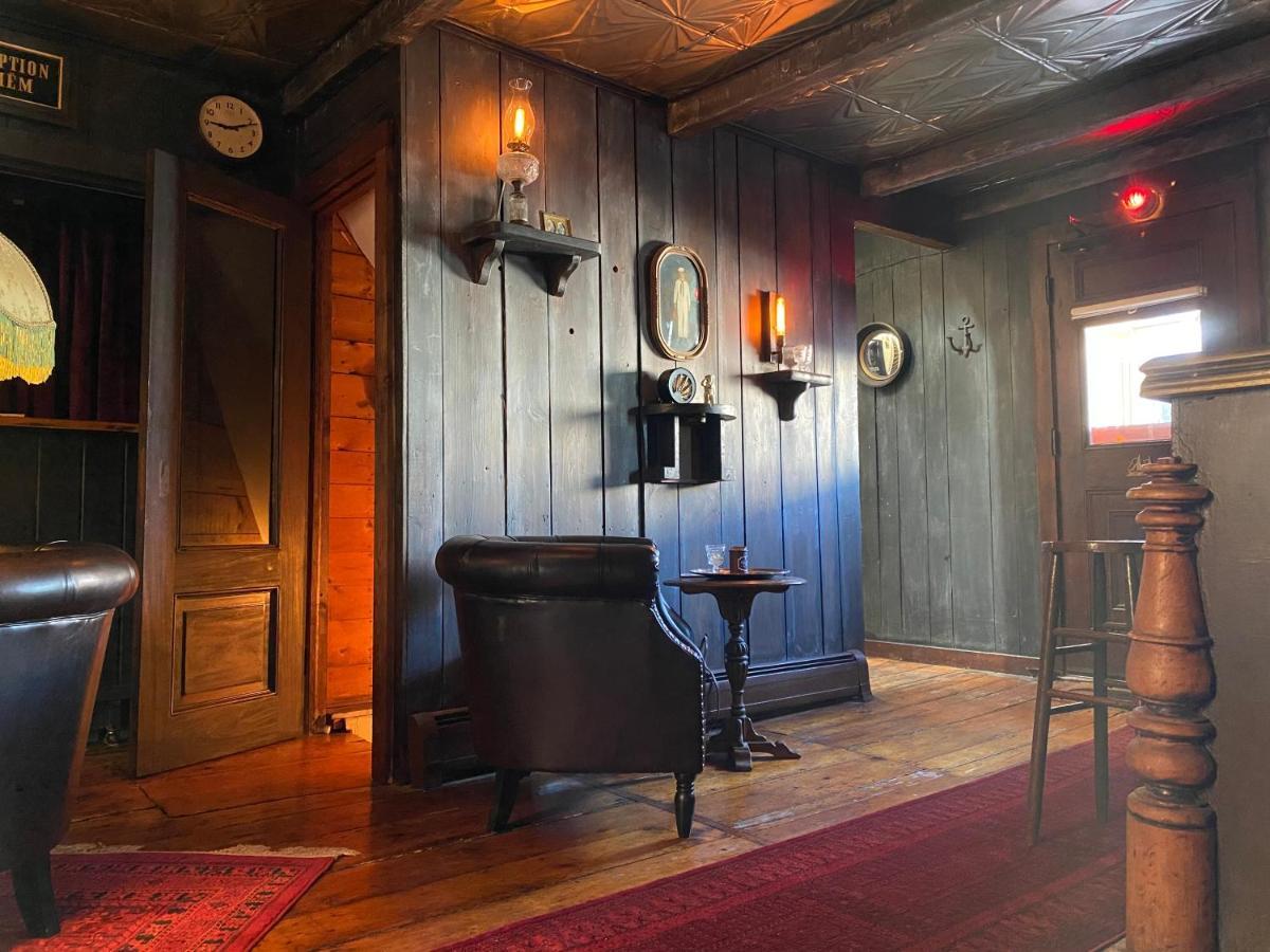 מלון פרובינסטאון Crew'S Quarters Boarding House - Caters To Men מראה חיצוני תמונה