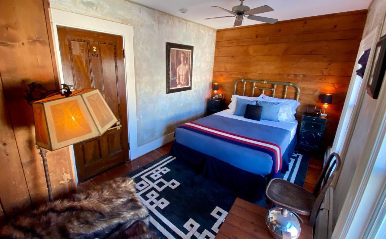 מלון פרובינסטאון Crew'S Quarters Boarding House - Caters To Men מראה חיצוני תמונה