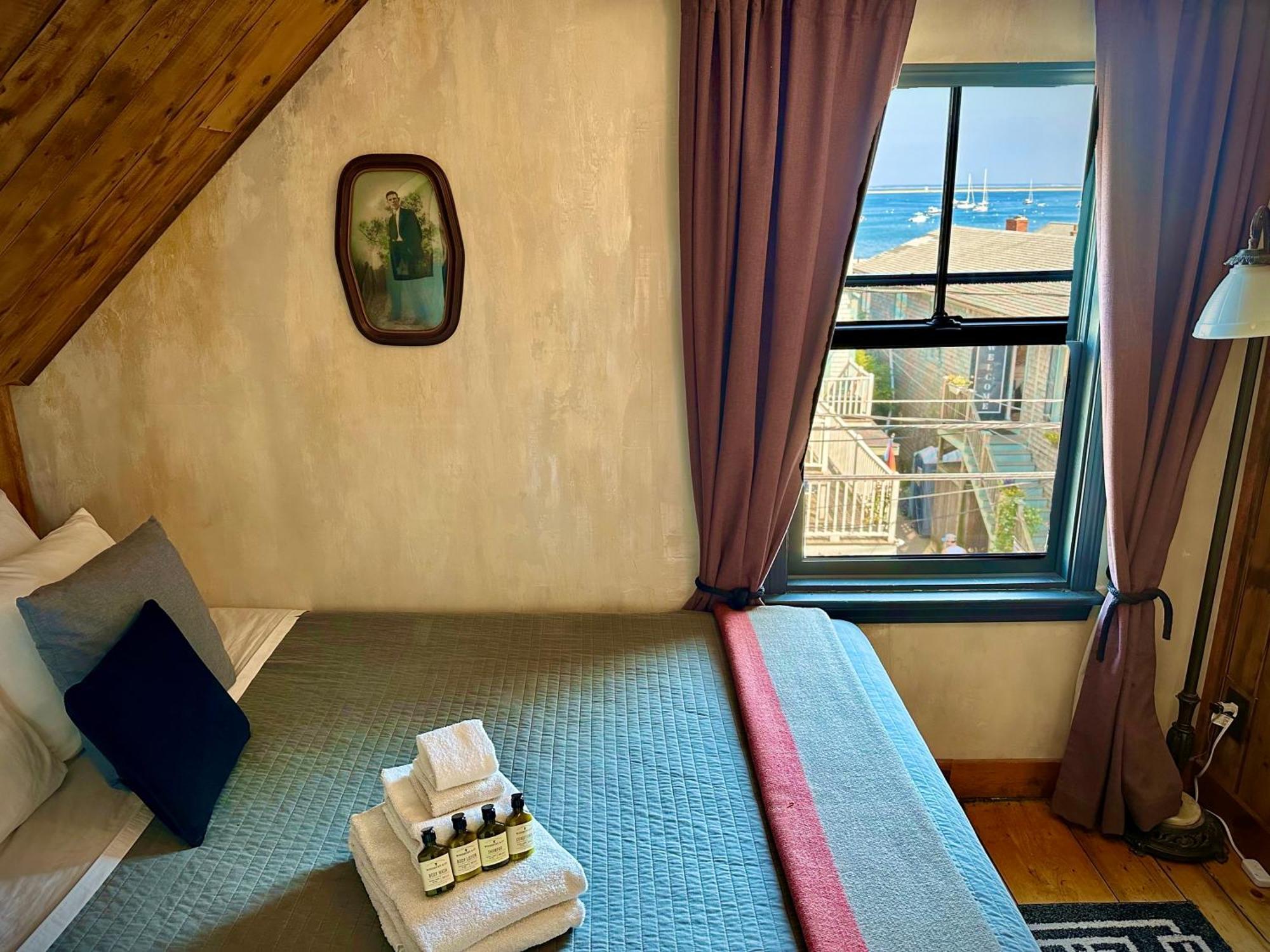 מלון פרובינסטאון Crew'S Quarters Boarding House - Caters To Men מראה חיצוני תמונה